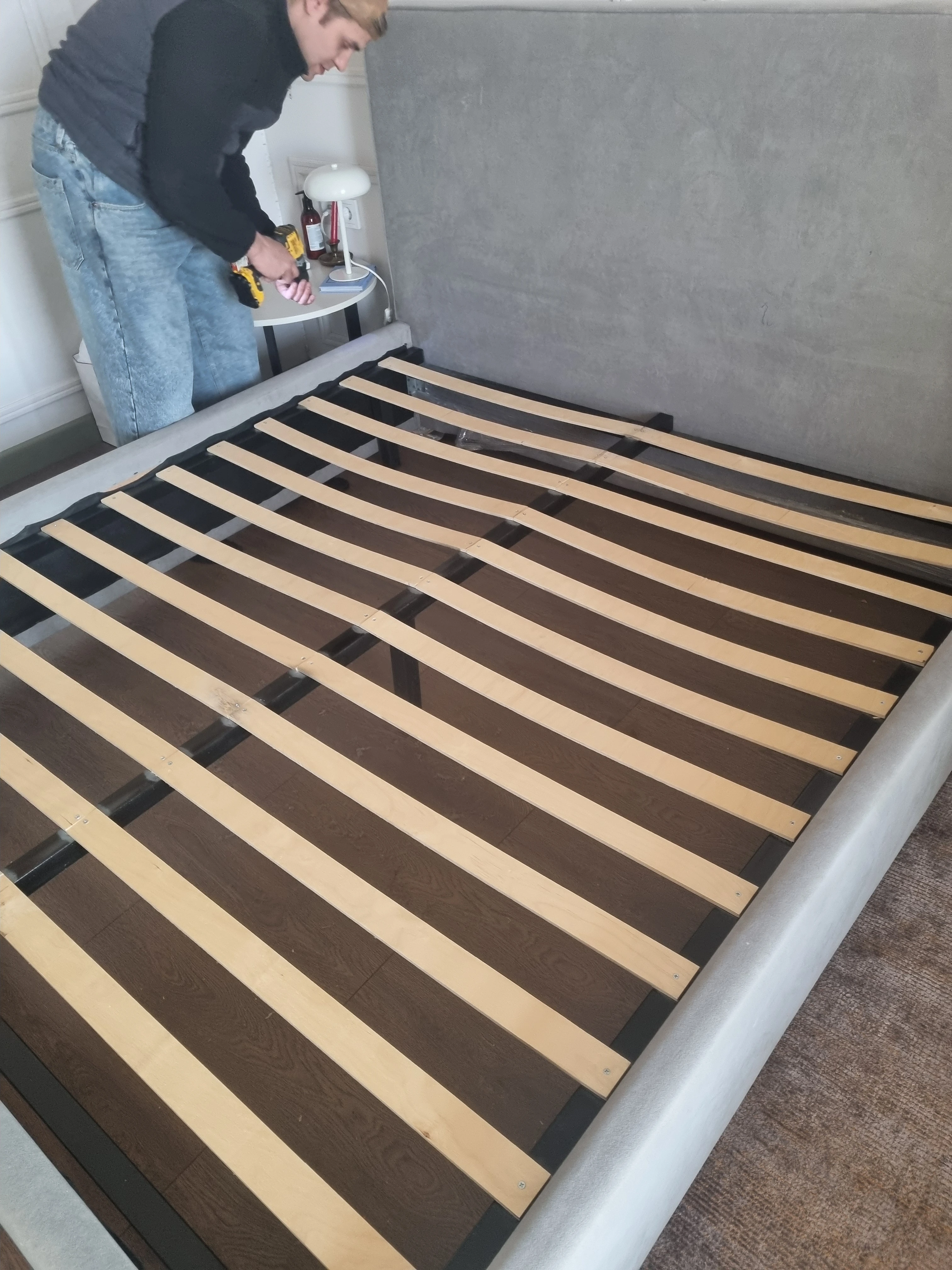 Нестандартная кровать с самодельными ламелями до ремонта